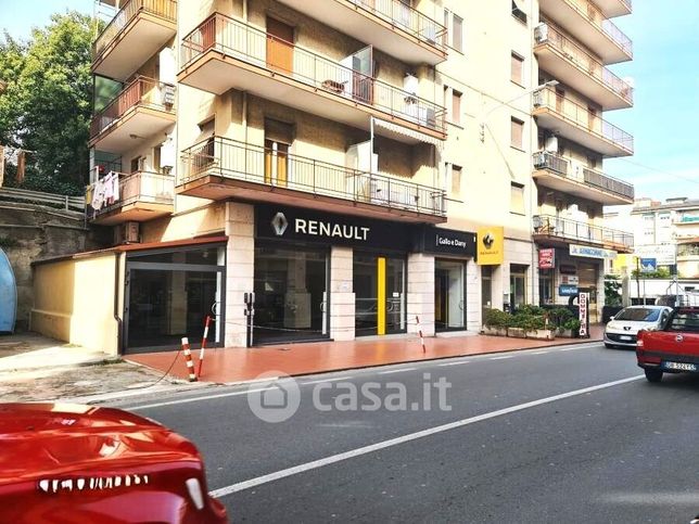 Negozio/locale commerciale in commerciale in Via Aurelia Ponente 30