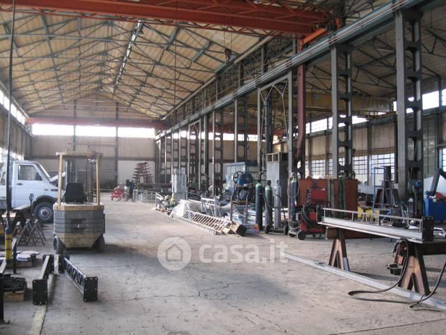 Capannone in commerciale in