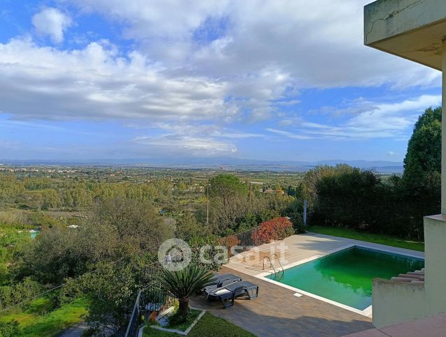 Villa in residenziale in Strada Quattro