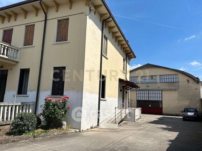 Casa indipendente in residenziale in Viale Europa 15