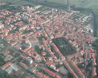 Negozio/locale commerciale in commerciale in Piazza Dante 53