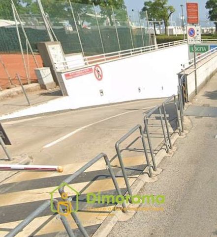 Box/posto auto in residenziale in Lungomare della Libertà 10