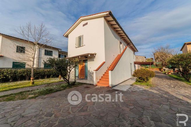 Villa in residenziale in SP27