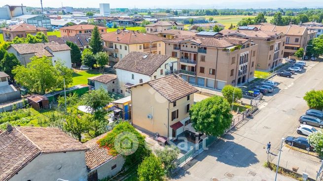 Casa indipendente in residenziale in Via Emilia Ovest 1