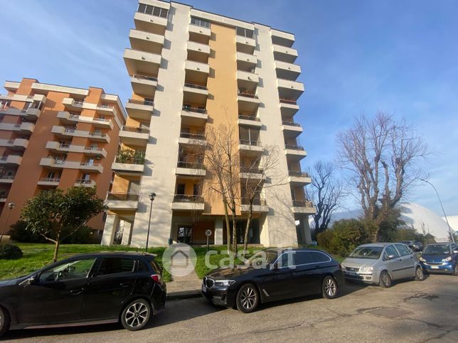 Appartamento in residenziale in Via Sporting Mirasole 25