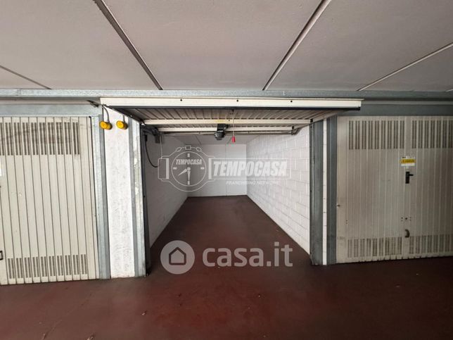 Box/posto auto in residenziale in Via Emilio de Marchi 37