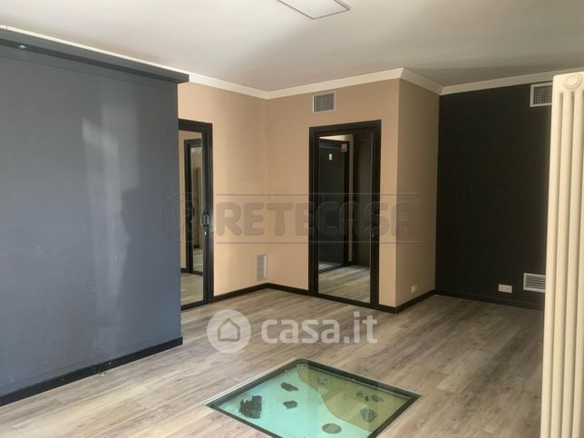 Ufficio in commerciale in 