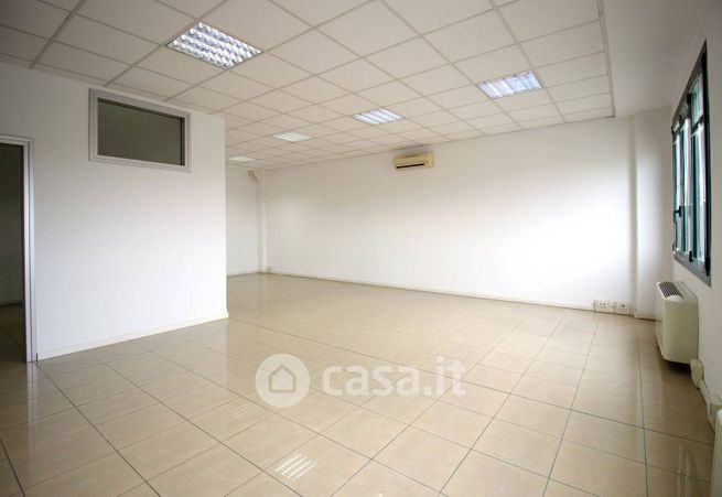Ufficio in commerciale in Via Tevere