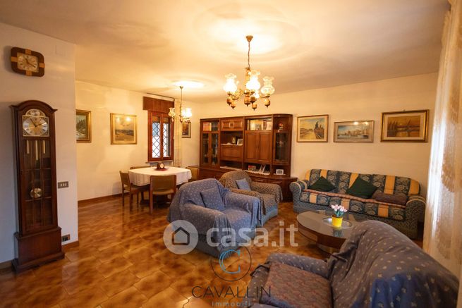 Casa bi/trifamiliare in residenziale in Via Montello