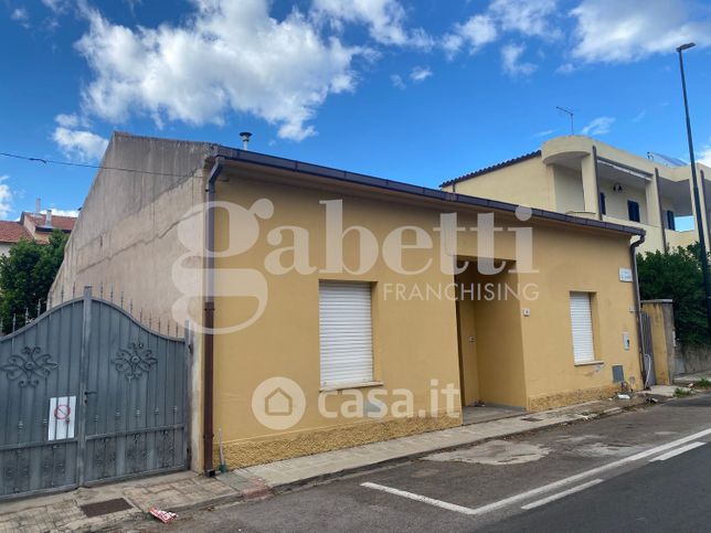 Casa indipendente in residenziale in Via Amadeo 33