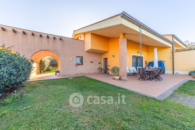 Casa bi/trifamiliare in residenziale in Via Macchia dello Sterparo