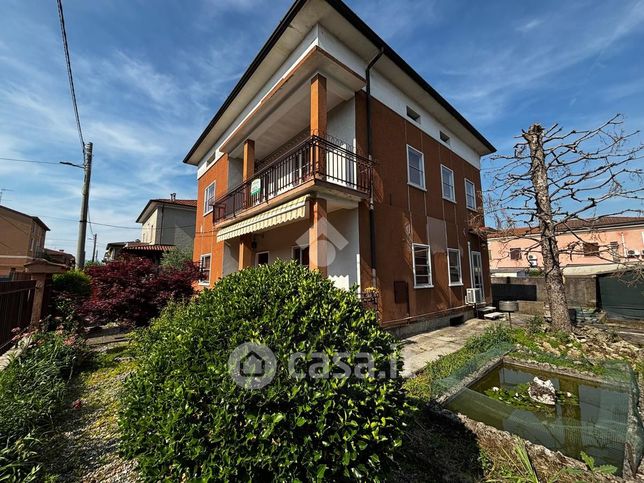 Casa bi/trifamiliare in residenziale in Via Dante Alighieri 8