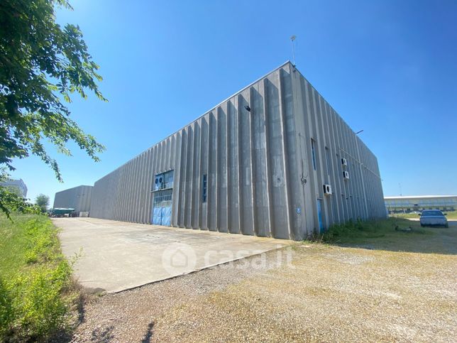 Capannone in commerciale in 