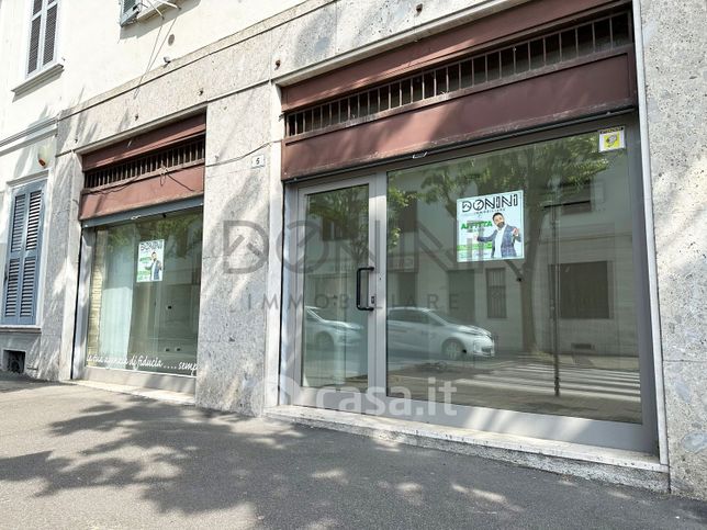 Negozio/locale commerciale in commerciale in Via Antonio Cantore 5