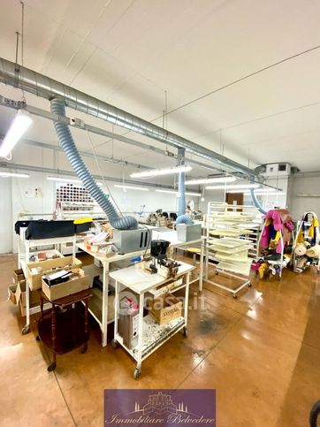 Capannone in commerciale in Via Ernesto Codignola