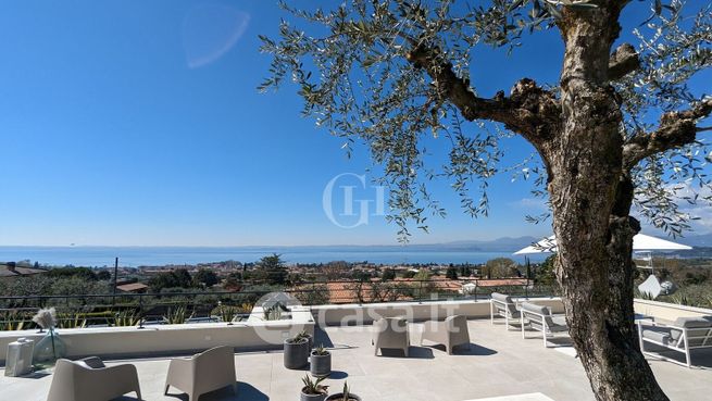 Casa bi/trifamiliare in residenziale in Strada Alzeroni 2