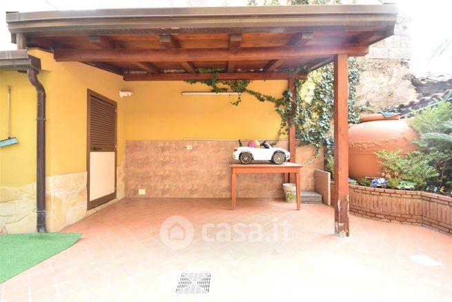 Casa bi/trifamiliare in residenziale in 