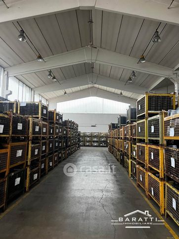 Capannone in commerciale in 