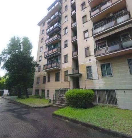 Ufficio in commerciale in Via Padova 330