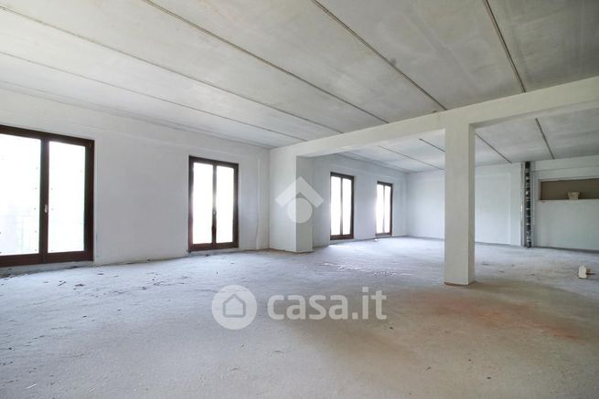 Capannone in commerciale in Via Fossaceca 7