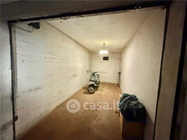 Box/posto auto in residenziale in Via Ugo Foscolo