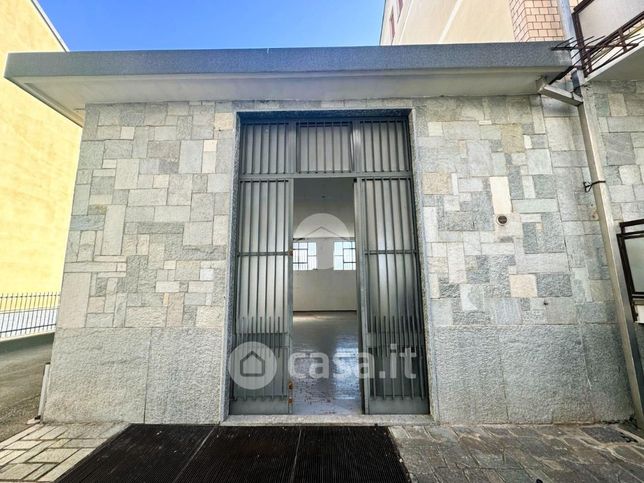 Capannone in commerciale in Via G. Giacosa 9