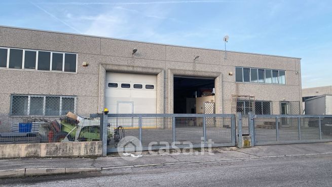 Capannone in commerciale in 