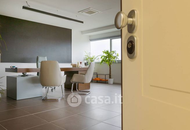 Ufficio in commerciale in Via Chemnitz 5
