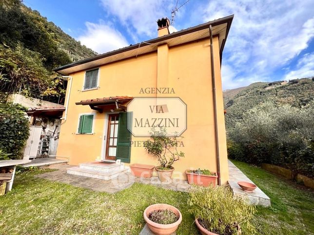 Rustico/casale in residenziale in Via Valdicastello Carducci