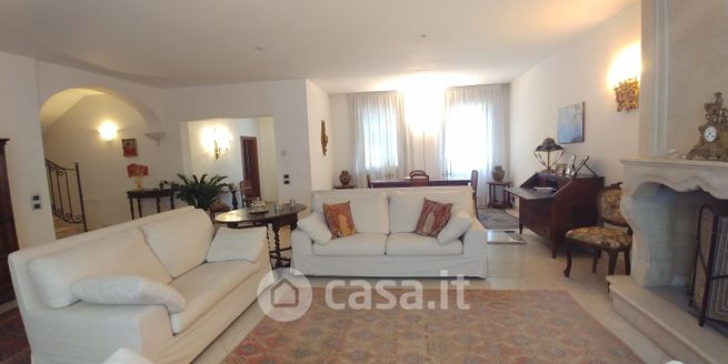 Villa in residenziale in Via Monterotondo 5