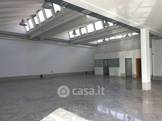 Capannone in commerciale in 