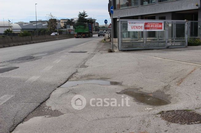 Capannone in commerciale in Strada Statale 96