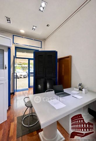 Negozio/locale commerciale in commerciale in Piazza Quinto Curzio 5 c