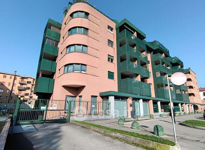 Box/posto auto in residenziale in Via Giuseppe Ferrari 6