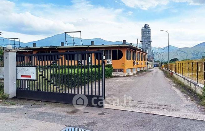 Capannone in commerciale in Strada Statale 85 Venafrana