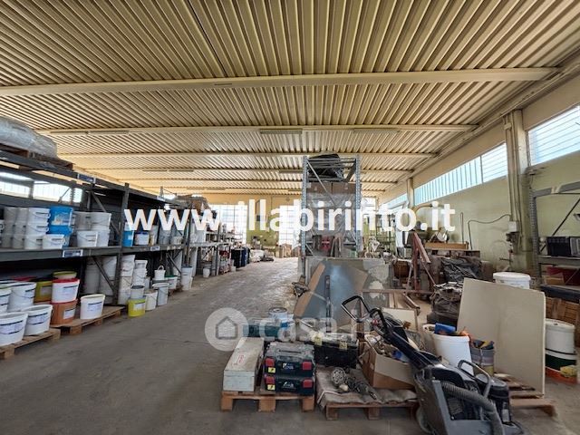 Capannone in commerciale in 