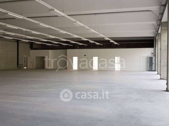 Capannone in commerciale in Via Volturno 92