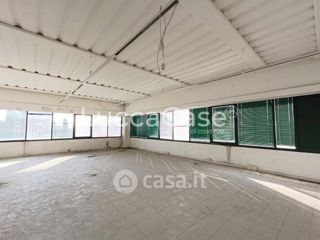 Capannone in commerciale in