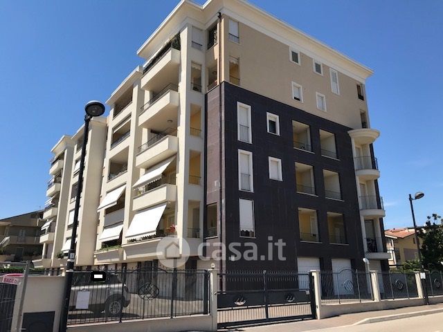 Box/posto auto in residenziale in Via Lazio 64 /6