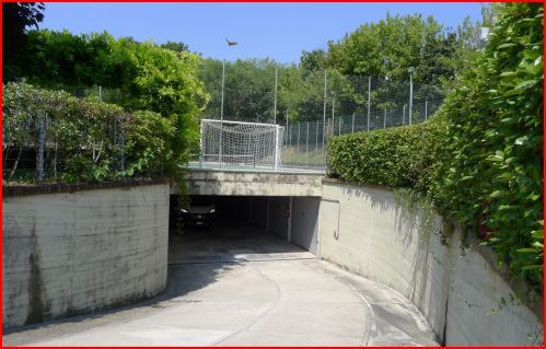 Box/posto auto in residenziale in Via Barzoni