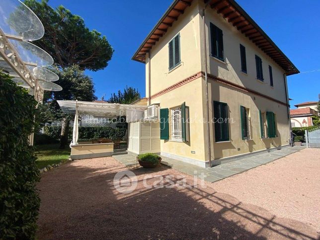 Villa in residenziale in Via Cesare Battisti