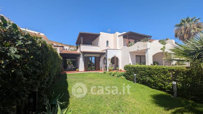 Villa in residenziale in Via Naxos 11