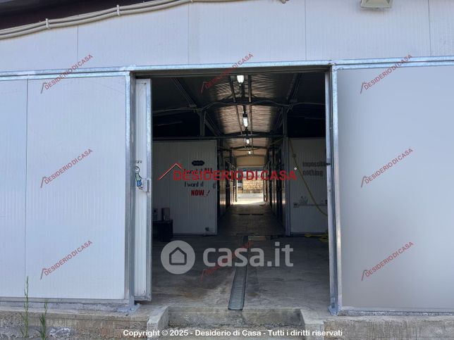 Capannone in commerciale in Via Aquino Molara 17