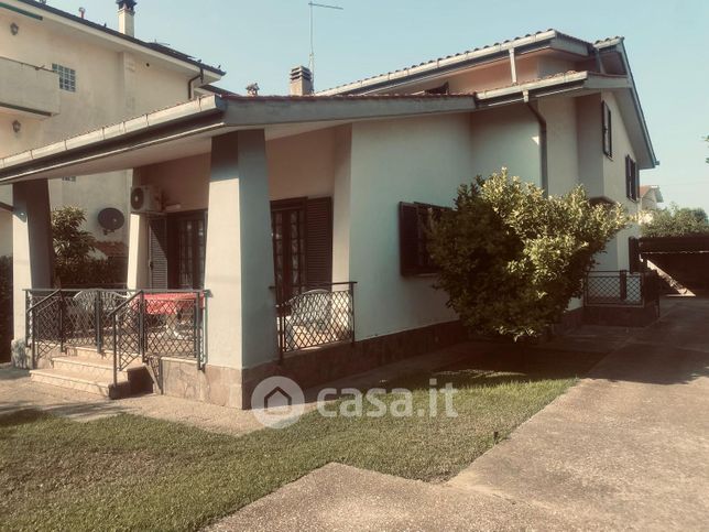 Villa in residenziale in Via Coroglio 10
