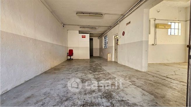 Capannone in commerciale in 