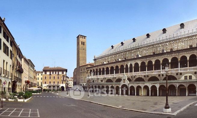 Ufficio in commerciale in Piazza della Frutta