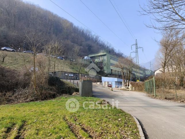 Capannone in commerciale in 
