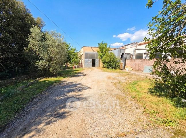 Capannone in commerciale in Via Sicilia 33
