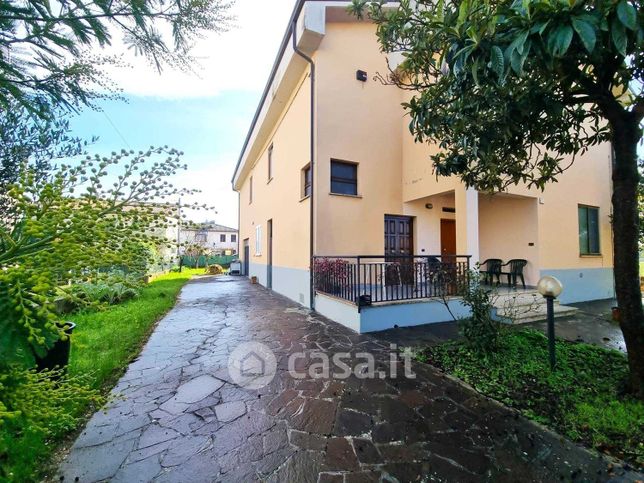 Casa bi/trifamiliare in residenziale in Via Fiamenga