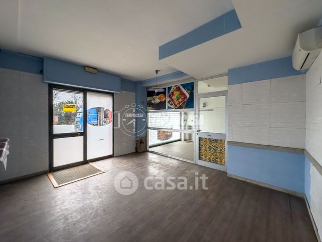Capannone in commerciale in Via Erba